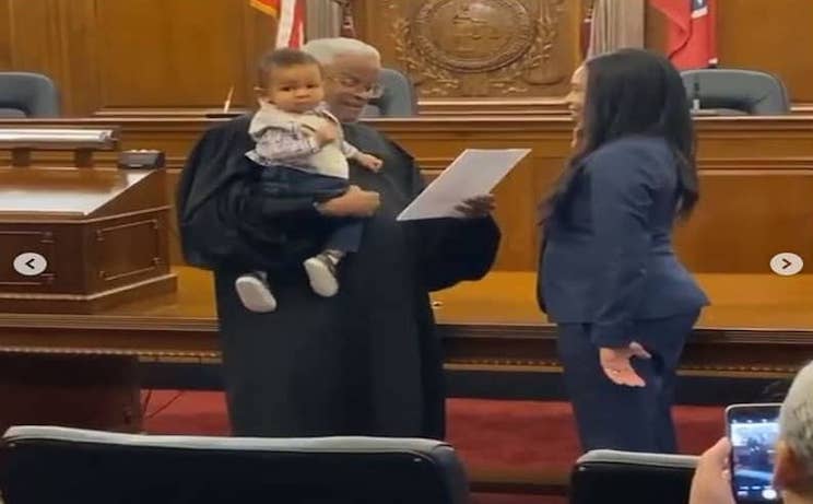 juliana lamar: this mom returned to law school one day after having a baby, so the judge at her swearing-in ceremony did something really special