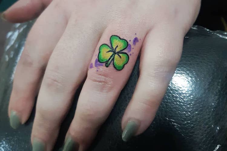 pinky promise: 25 incredibly cool finger tattoos