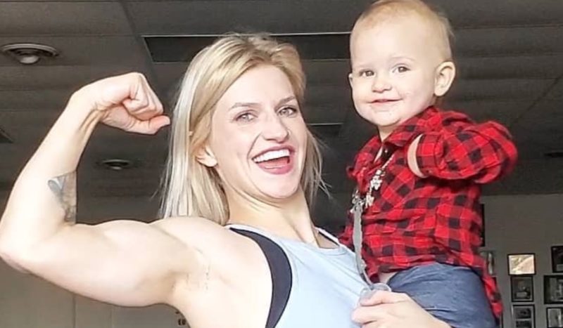 bodybuilder who breastfed her daughter while training for competitions penned an essay after breastfeeding photo receives criticism