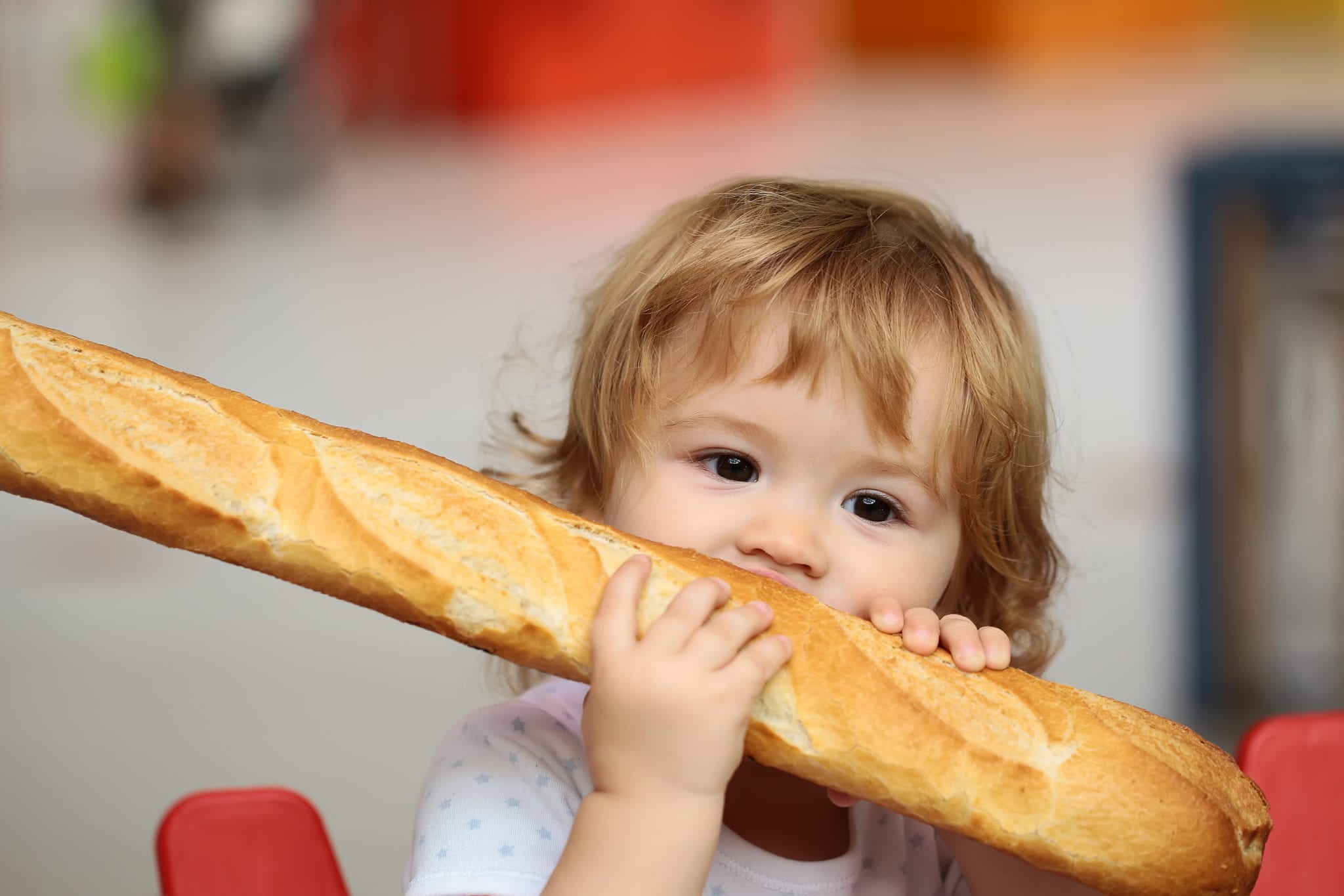 Мальчик и девочка с хлебом