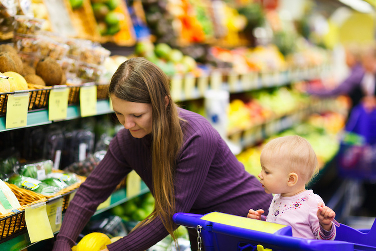 expert tips on how to organize your grocery shopping and finding budget-friendly recipes