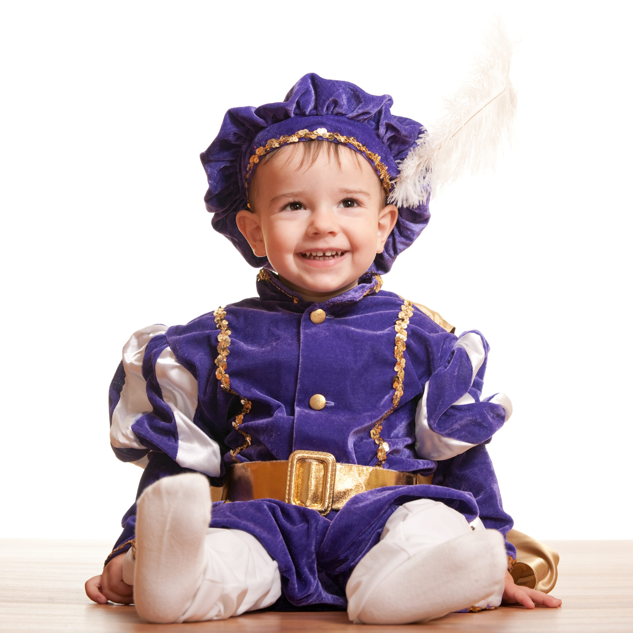 Малыш в костюме принца