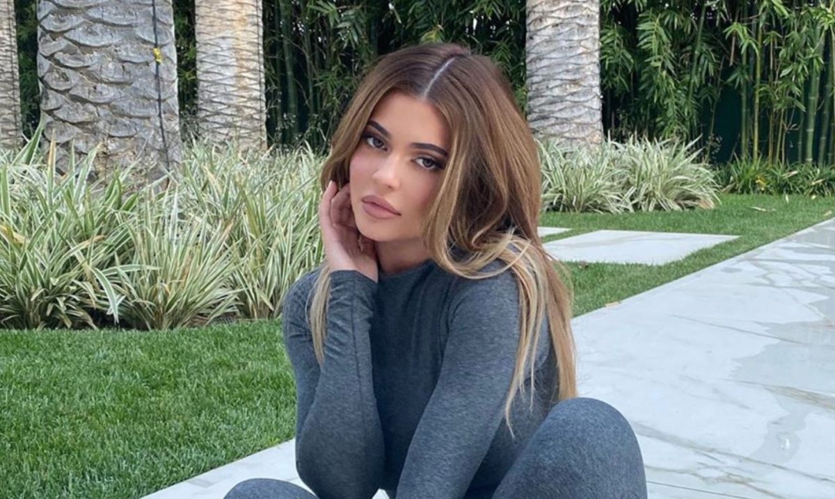 kylie jenner claps back at rude commenter who wrote that her body looked better before she gave birth to her daughter stormi