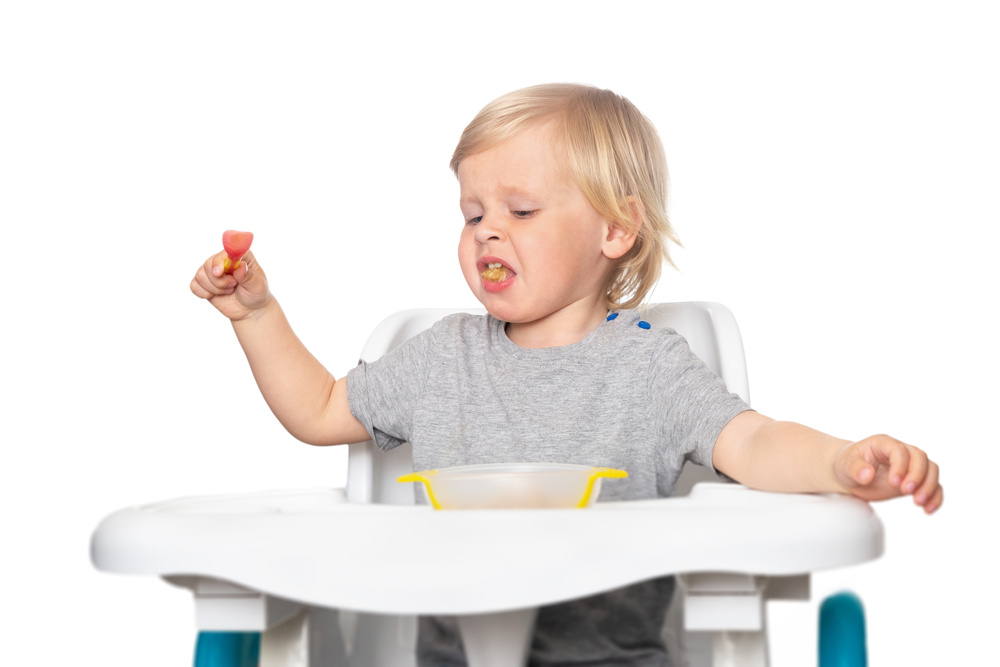 my one-year-old daughter has suddenly started gagging and spitting out her food when she eats: advice?
