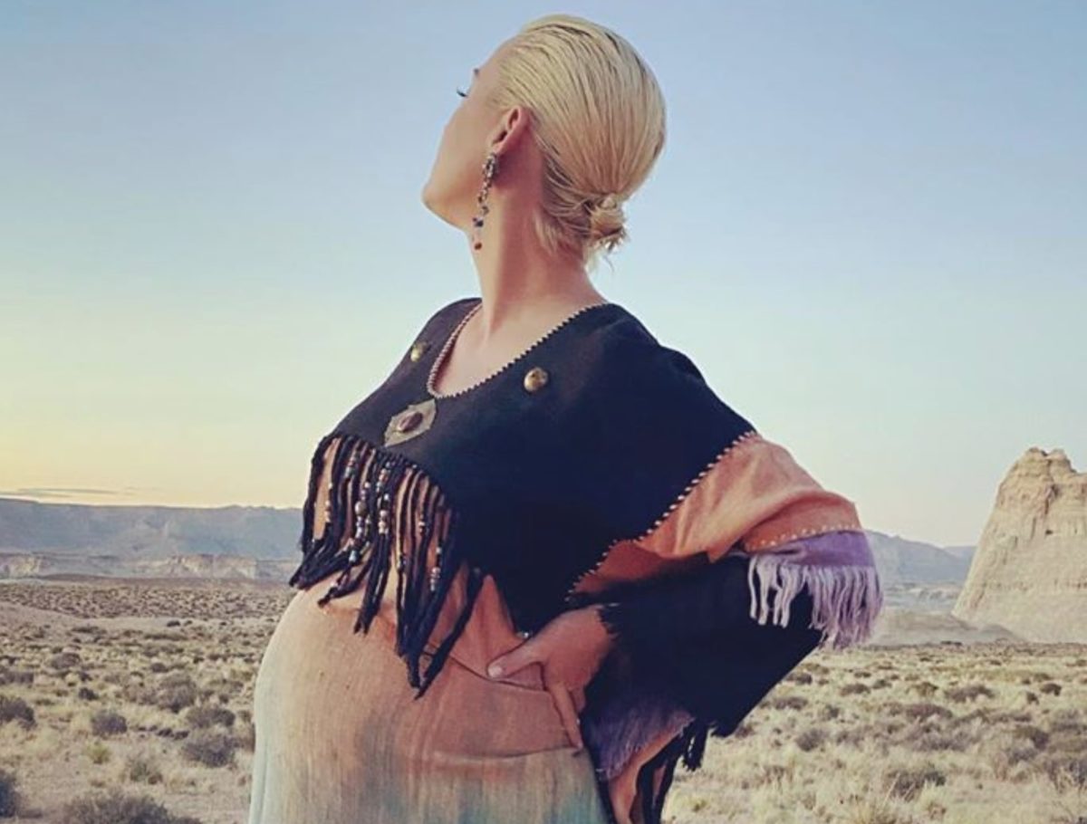 katy perry flashes her "gross" pregnancy belly button