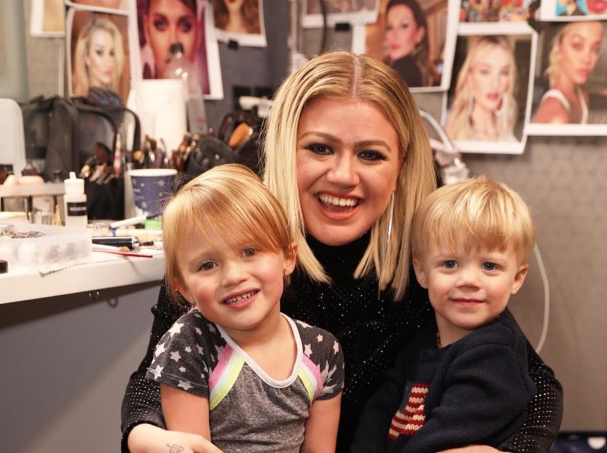 kelly clarkson proud of dyeing daughter's hair purple