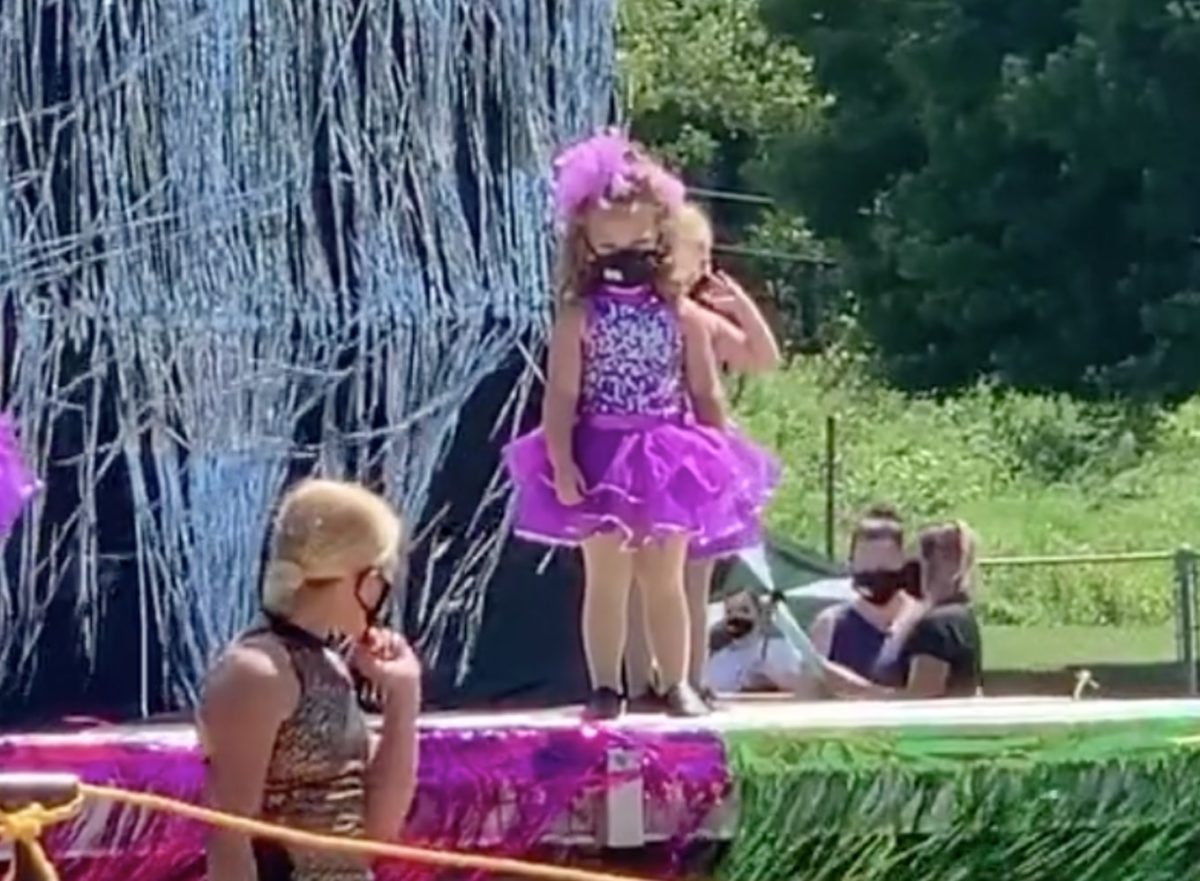 4-year-old has goes viral for freezing on stage