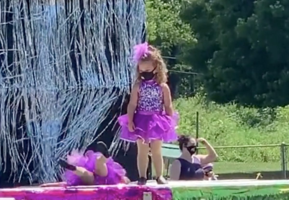 4-year-old has goes viral for freezing on stage