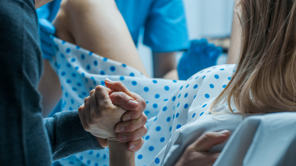 man wonders: was i wrong to leave my fiancé for the er right after she gave birth because she broke my hand during labor?