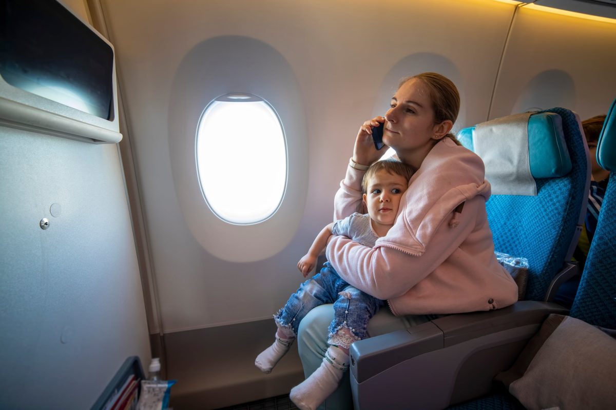 mother kicked off flight after 2-year-old refuses mask