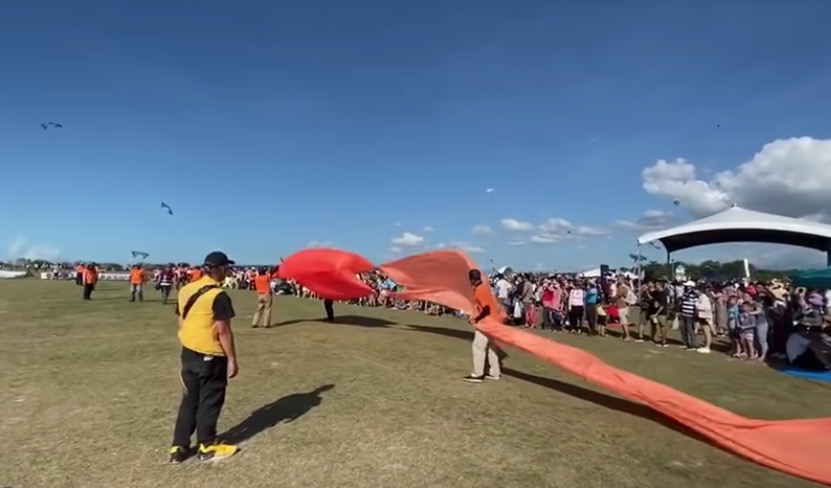 3-yo swept into air for 30 seconds by kite at taiwanese festival