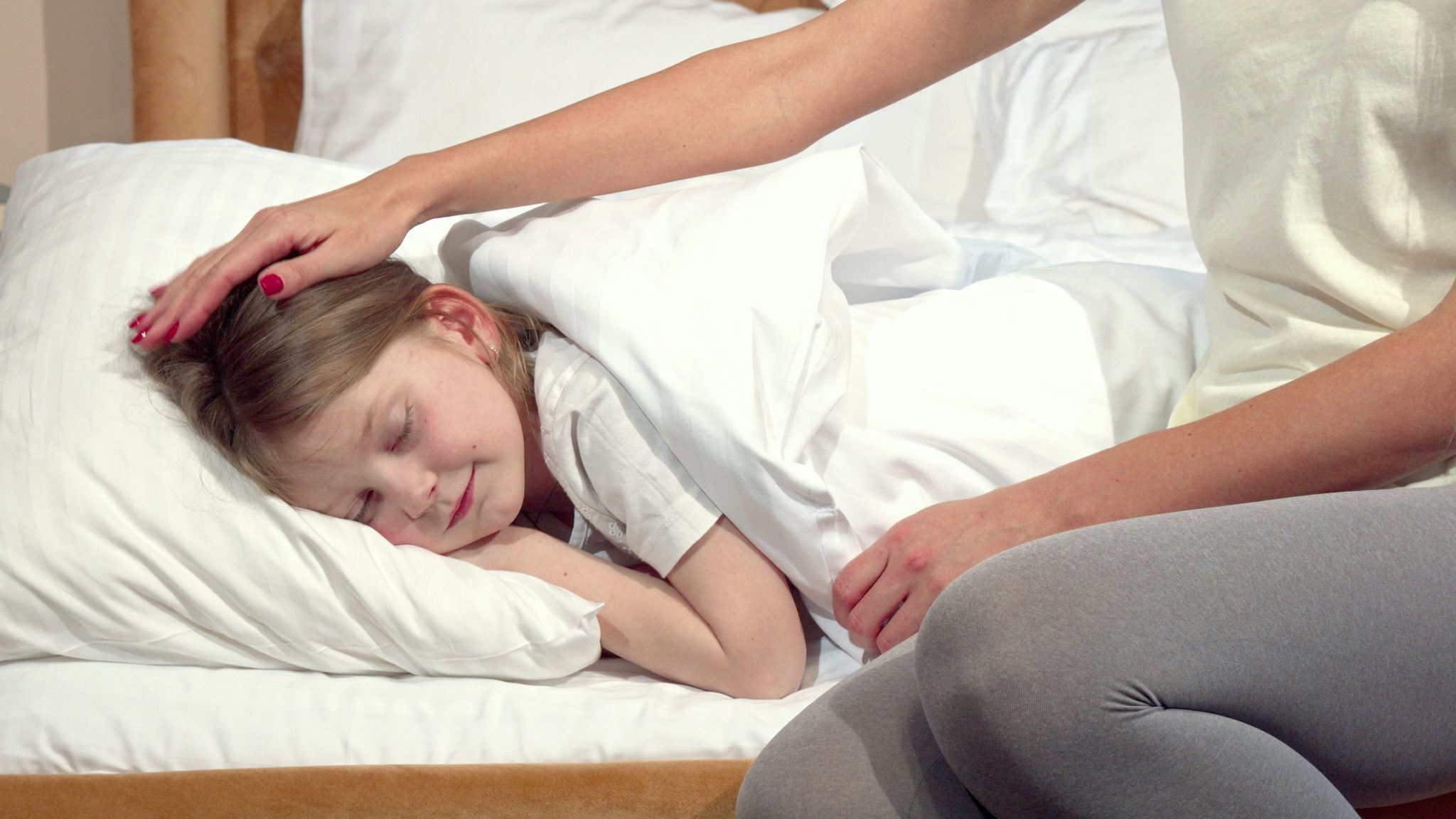 Спящую дочь на кровати. Детки спят без одеяла.