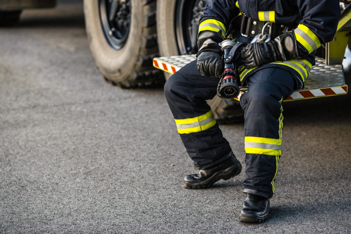 firefighter dies after battling gender-reveal wildfire 