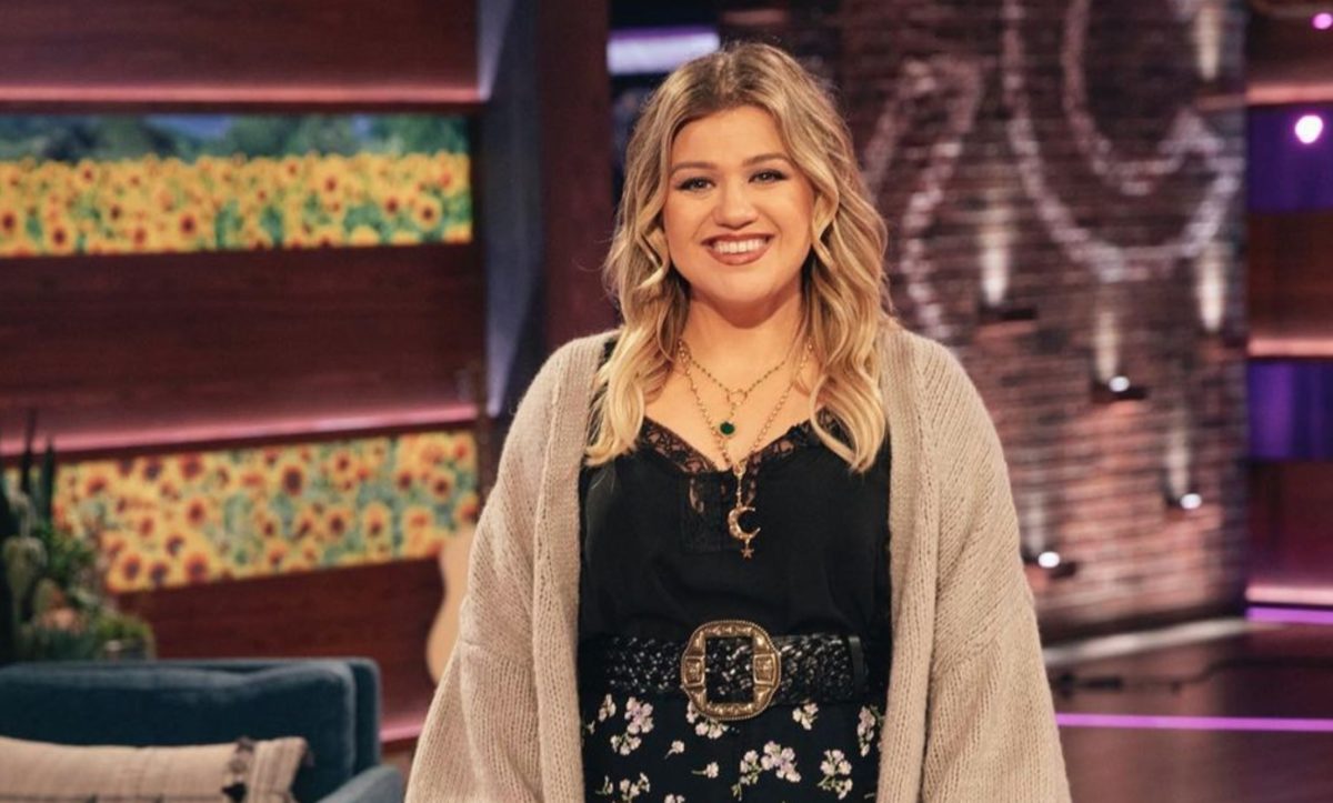 kelly clarkson shares children are in therapy due to divorce