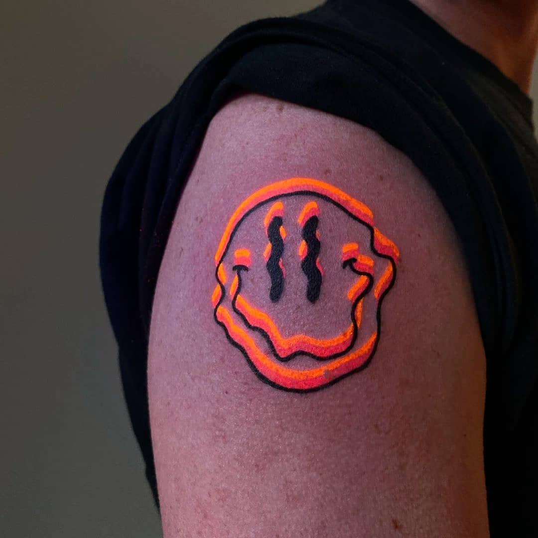 25 Neon-Tattoos, die die Farbe auf die Spitze treiben