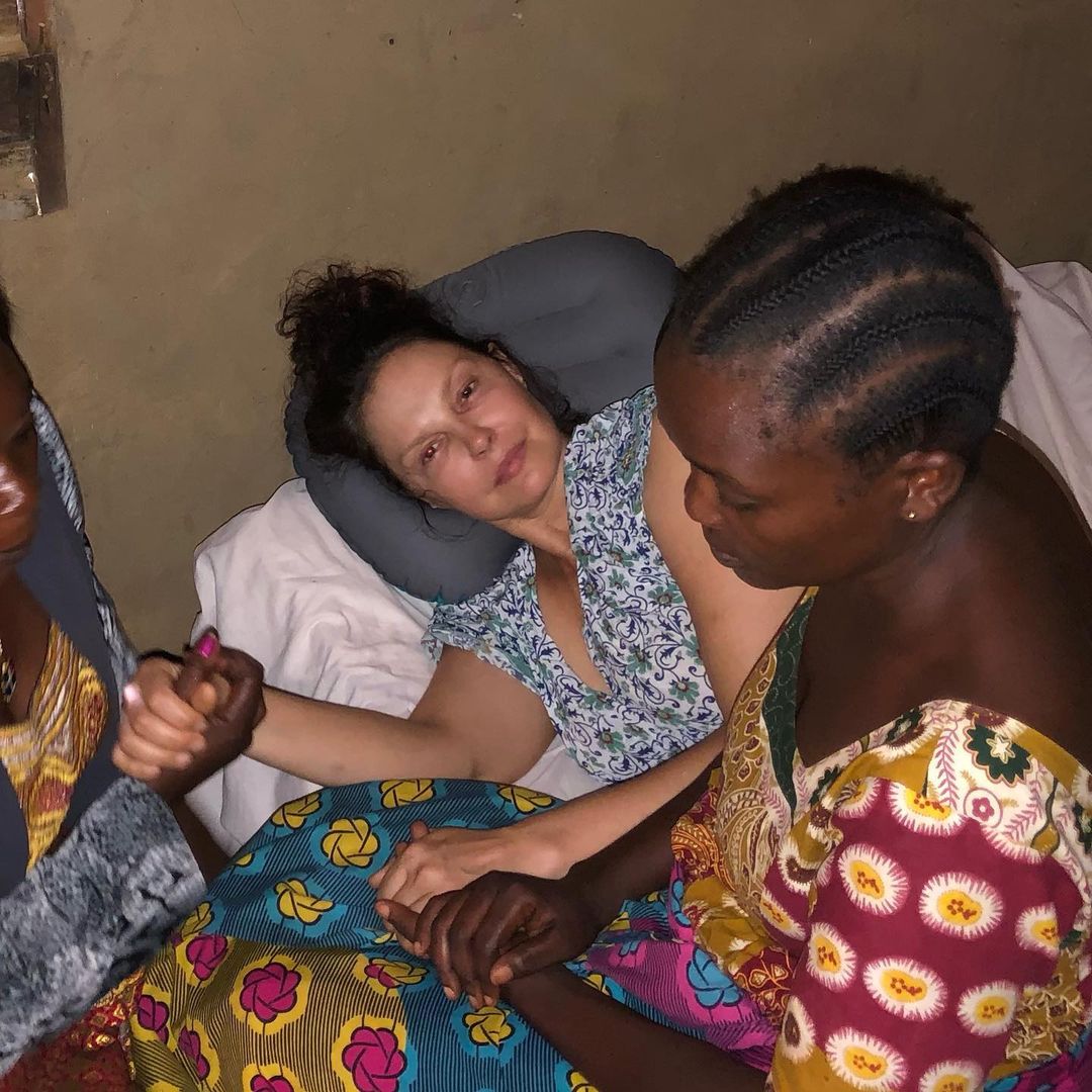 ashley judd shares pictures of her harrowing 55-hour rescue after fracturing leg in the congo