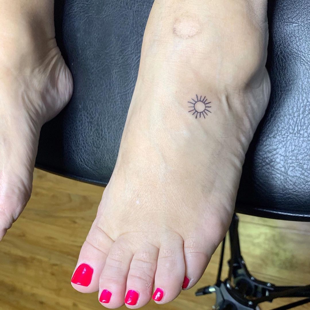 26 Fun Foot Tattoo Ideas For Peak Sandal Weather