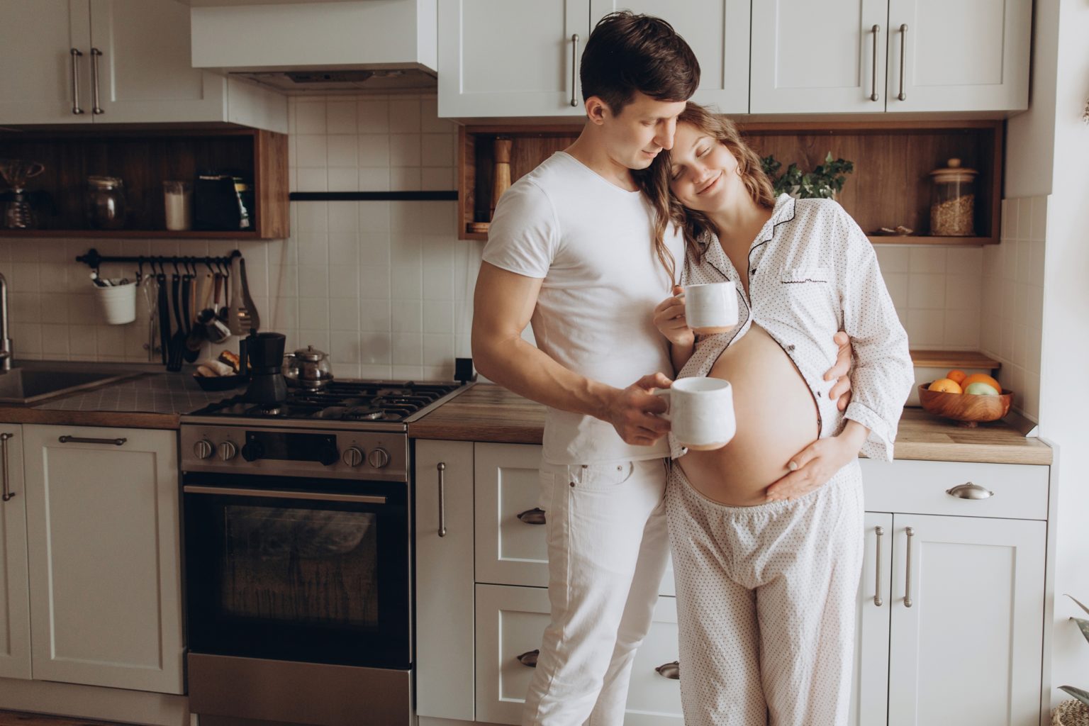 Фотографии беременной пары на кухне
