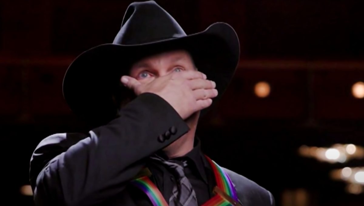 garth brooks chokes up over kelly clarkson's raw and emotional rendition of 'the dance'