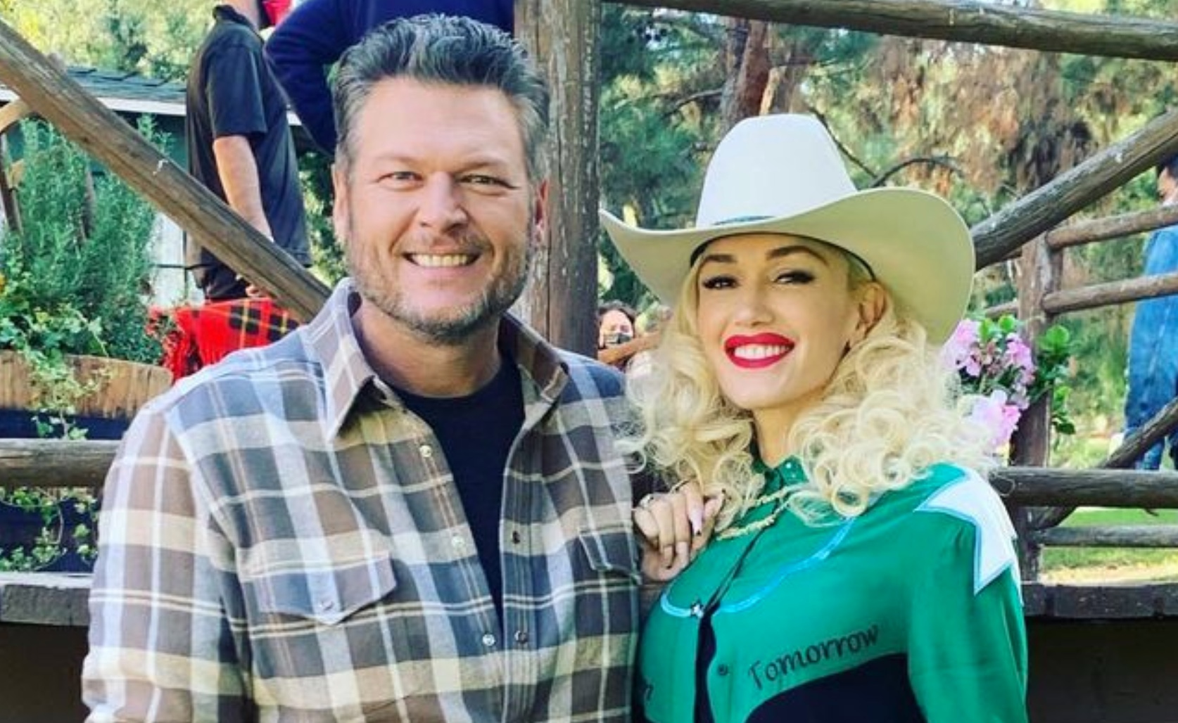Gwen Stefani Honors Blake Shelton And Her 3 Son With Her Wedding Dress While Shelton Made Everyone Cry With His Surprise Wedding Gesture 