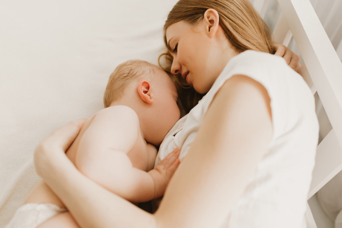 new moms are feeling the pressure to breastfeed due to covid-19