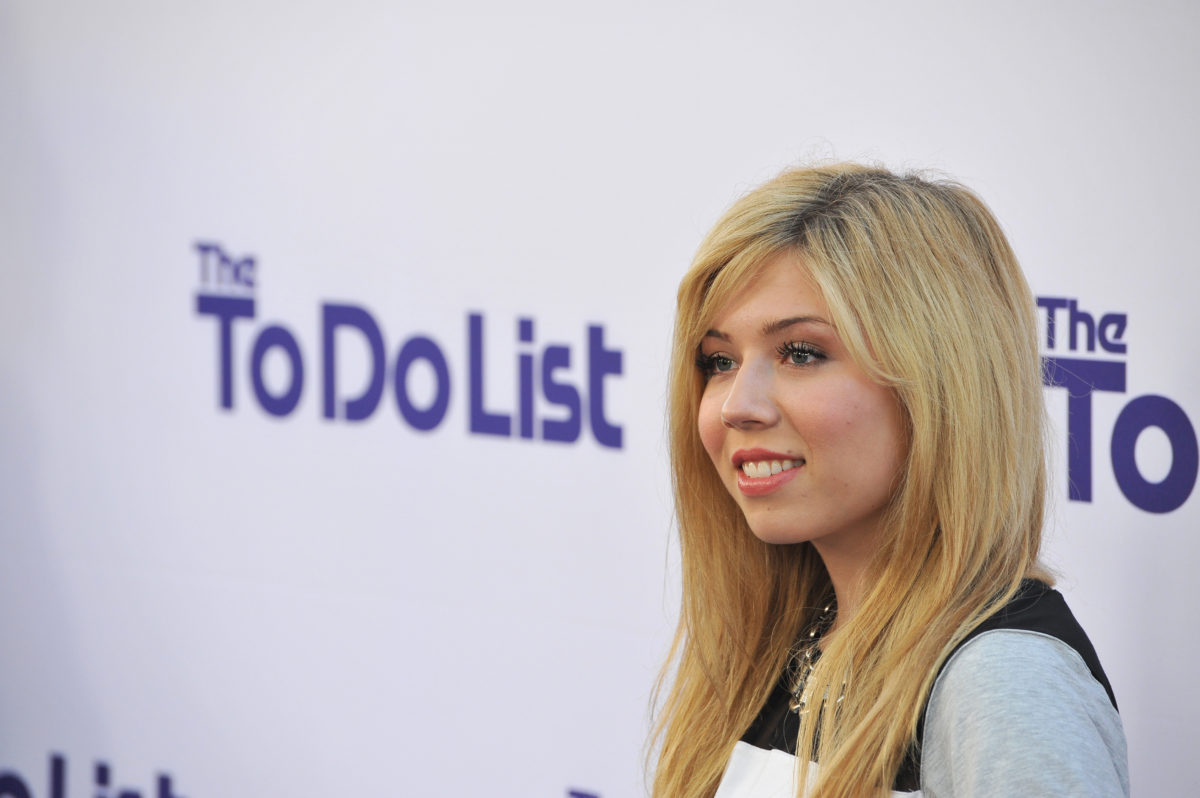 iCarly's Jennette McCurdy Reveals Intense Childhood Abuse From Mother In One Woman Show