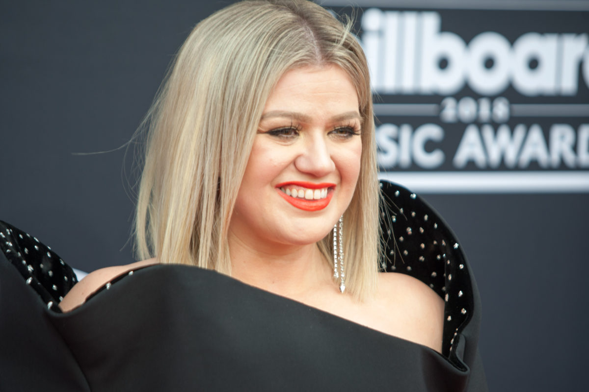 kelly clarkson kelly clarkson is every working parent as kids force her to be a guest on her own show
