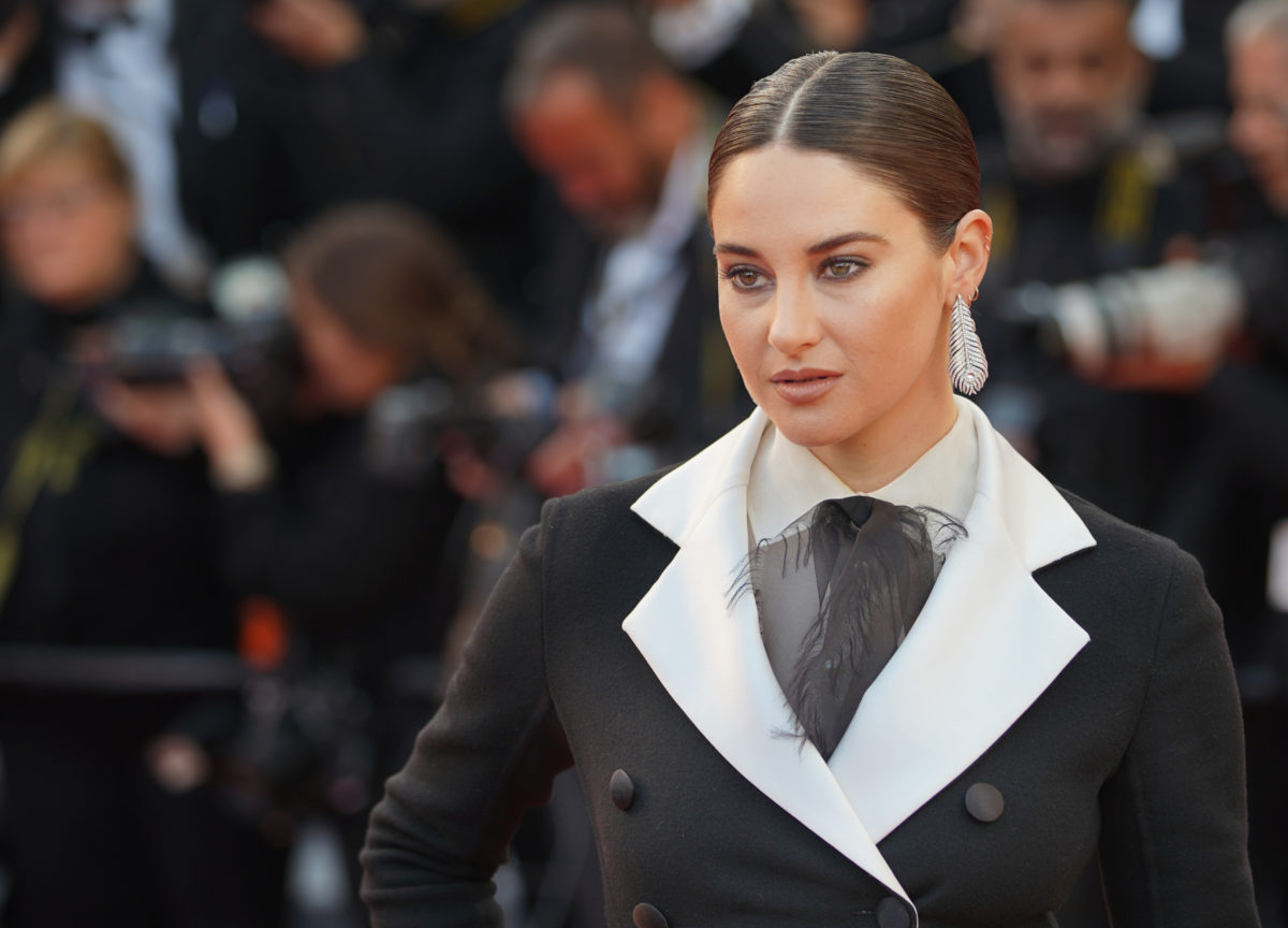 shailene woodley defends fiancé aaron rodgers for being unvaccinated, denounces alleged photos of him