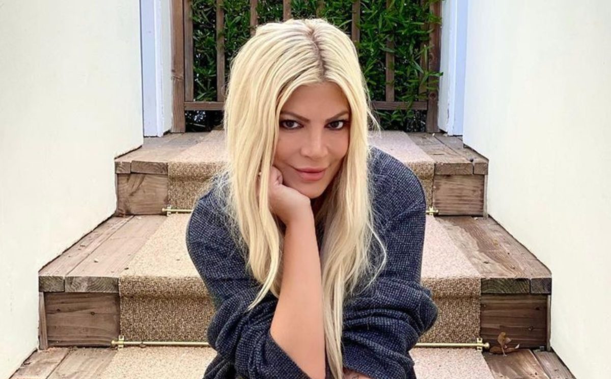 tori spelling spends thanksgiving with 'empowered' daughters following rumors of divorce