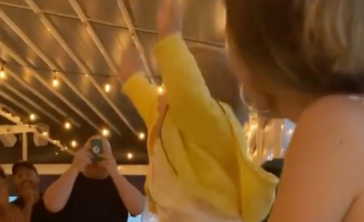 restaurant chefs, bartenders and patrons hype up toddler showing off his 'muscles,' goes viral