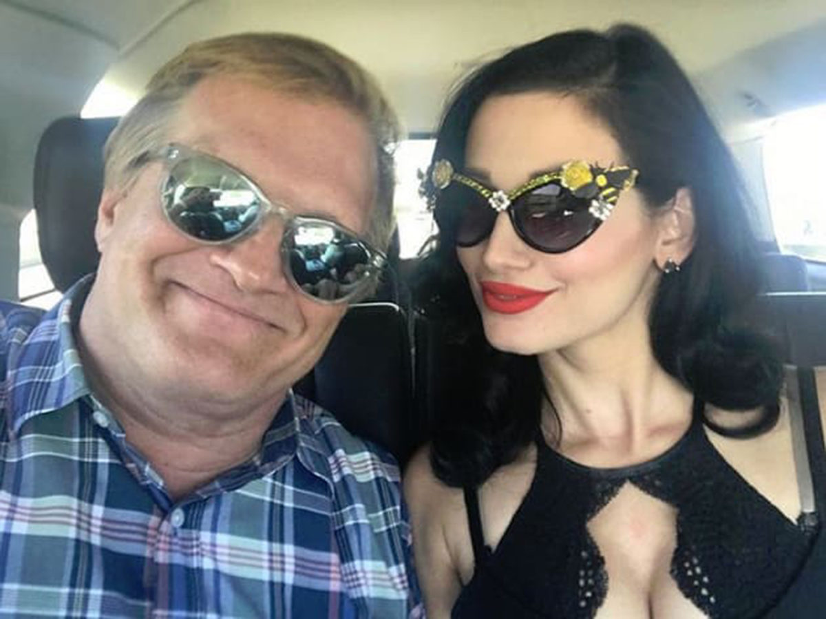 drew carey reveals final conversation with ex-fiancée amie harwick before she was murdered | "i'm glad i could get that message to her before she died," drew carey said of his final text with amie harwick.