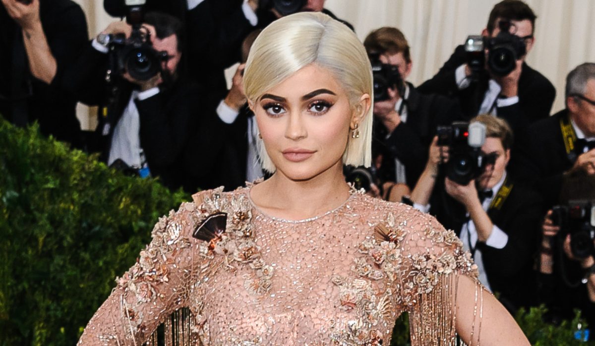 kylie jenner is celebrated by fellow mothers for posting a photo of her postpartum stomach
