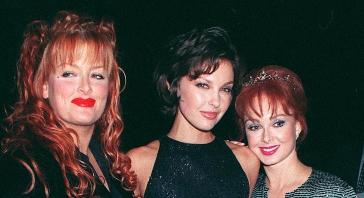 ashley judd shares emotional new statement with details of how mom naomi judd died