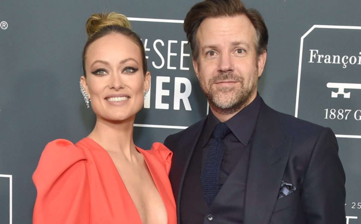 olivia wilde was mysteriously handed papers in the middle of a public presentation, now we know they were from her ex jason sudeikis