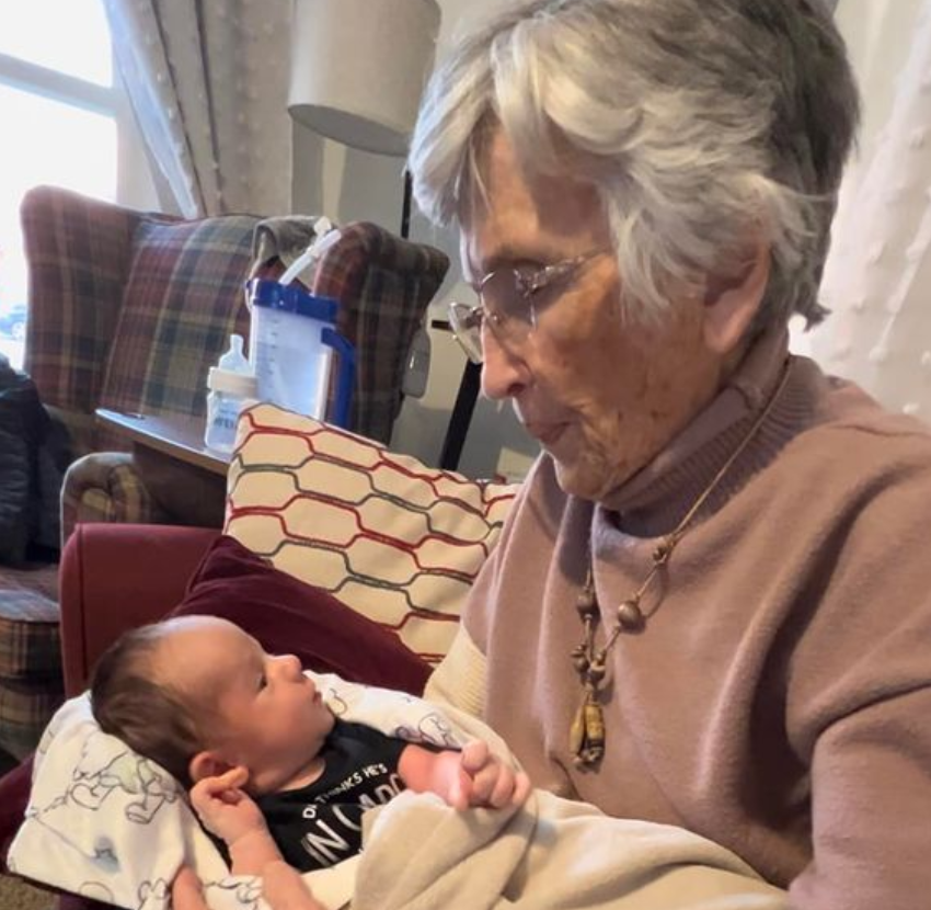 89-year-old with dementia somehow remembers lullaby as she sings to her newest great-grandchild