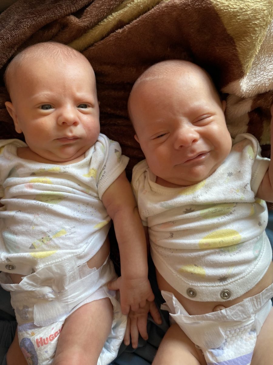 Mom Who Can't Tell Twins Apart Calls Police