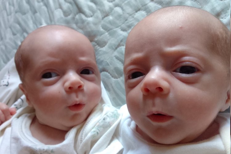 Mother of Twins calls police to tell them apart