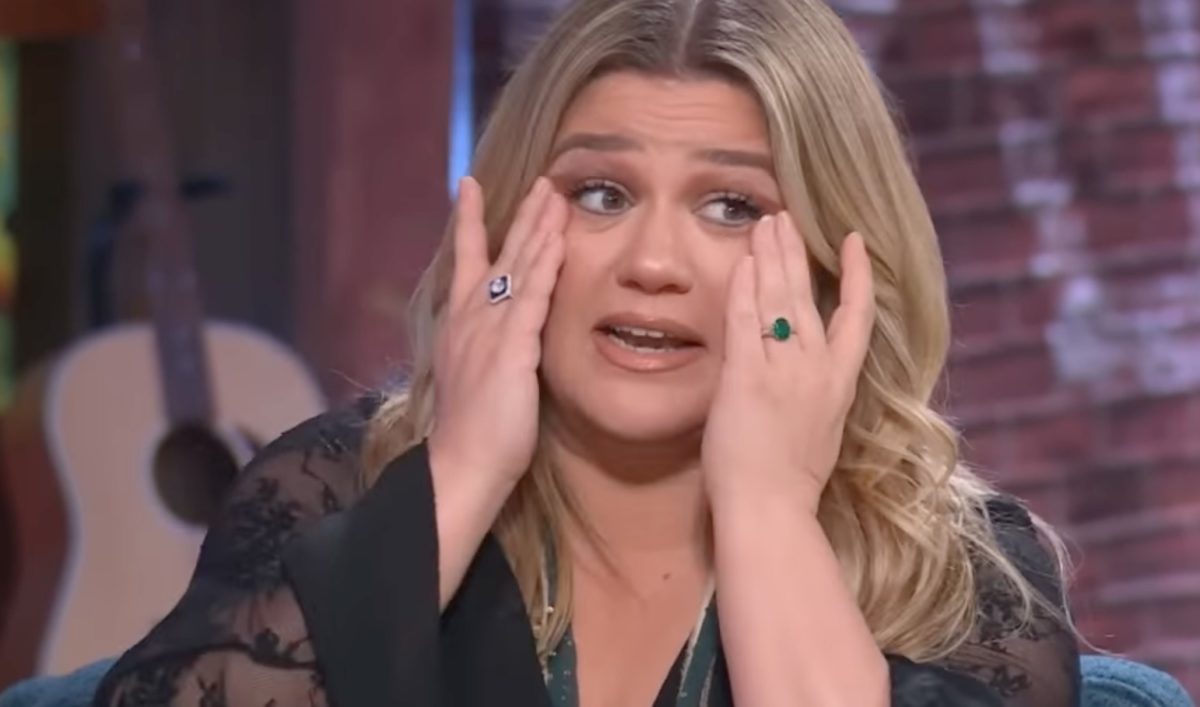 Kelly Clarkson Shares Emotional Moment With Henry Winkler While Discussing Dyslexia | Kelly Clarkson opened up about her 8-year-old daughter River’s struggles in school. 