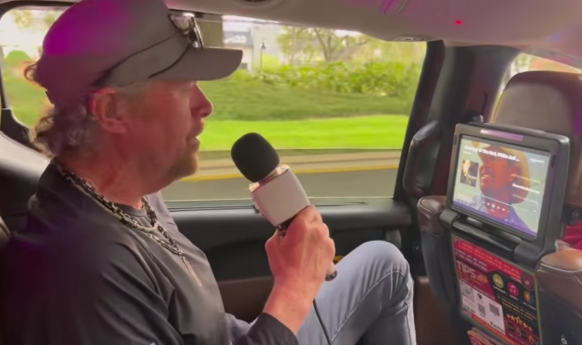 Toby Keith Sings Karaoke While Riding in an Uber – Receives Ovation From Uber Driver