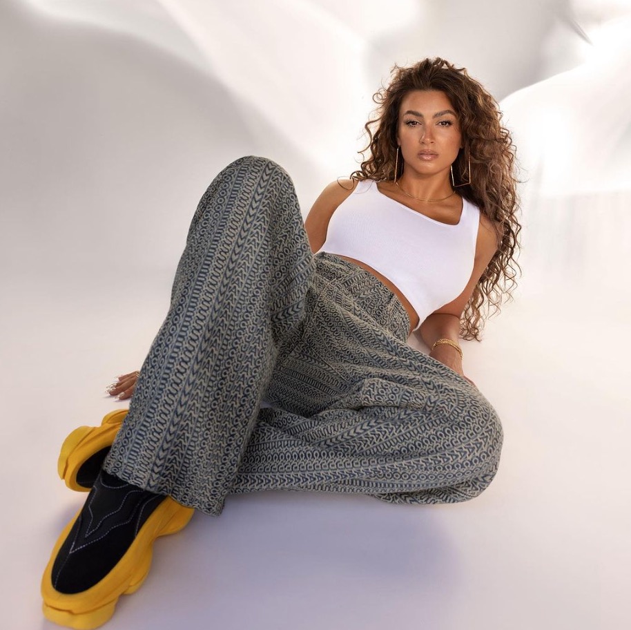 Tori Kelly Hospitalized and Being Treated in the ICU for Blood Clots Around Vital Organs | Doctors are currently treating Tori Kelly for blood clots in Cedar-Sinai's ICU. The 30-year-old reportedly has blood clots in her lungs and leg.