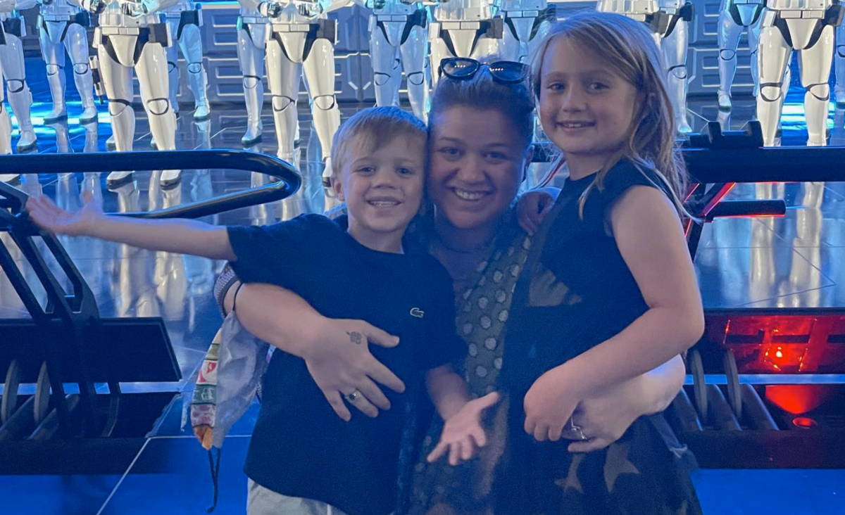 Kelly Clarkson Accompanied by 9-Year-Old Daughter and 7-Year-Old Son Onstage During Las Vegas Residency