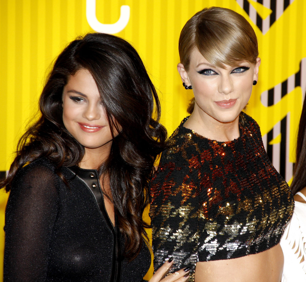 Selena Gomez Finally Reveals What She Taylor Swift In Gossip Session Seen Around the World | The best way to explain the Golden Globes Award ceremony on January 7 is chaotic. But that doesn’t mean it wasn’t full of moments that quickly went viral.