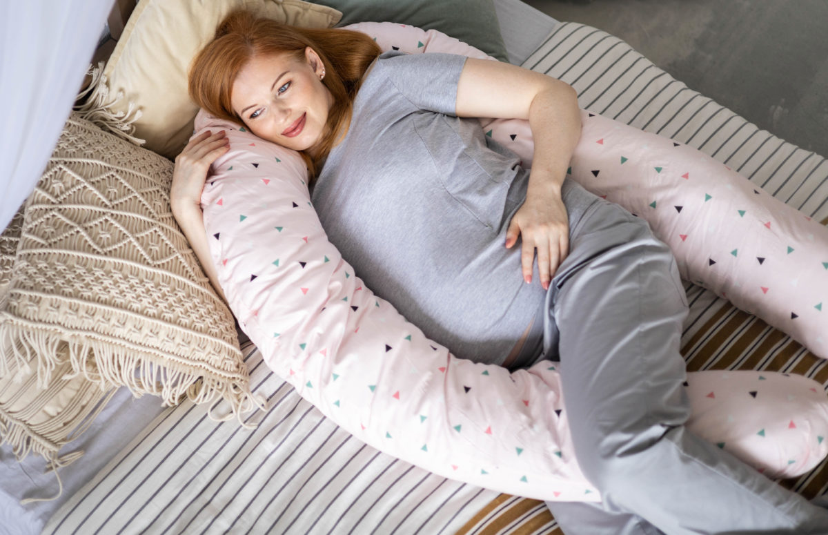 Pregnancy Pillows: What Are They & Do They Work? | Everyone is unique and will respond differently to different things, but most mothers agree that pregnancy pillows are a lifesaver come nighttime – and that’s especially true during your second and third trimesters. 