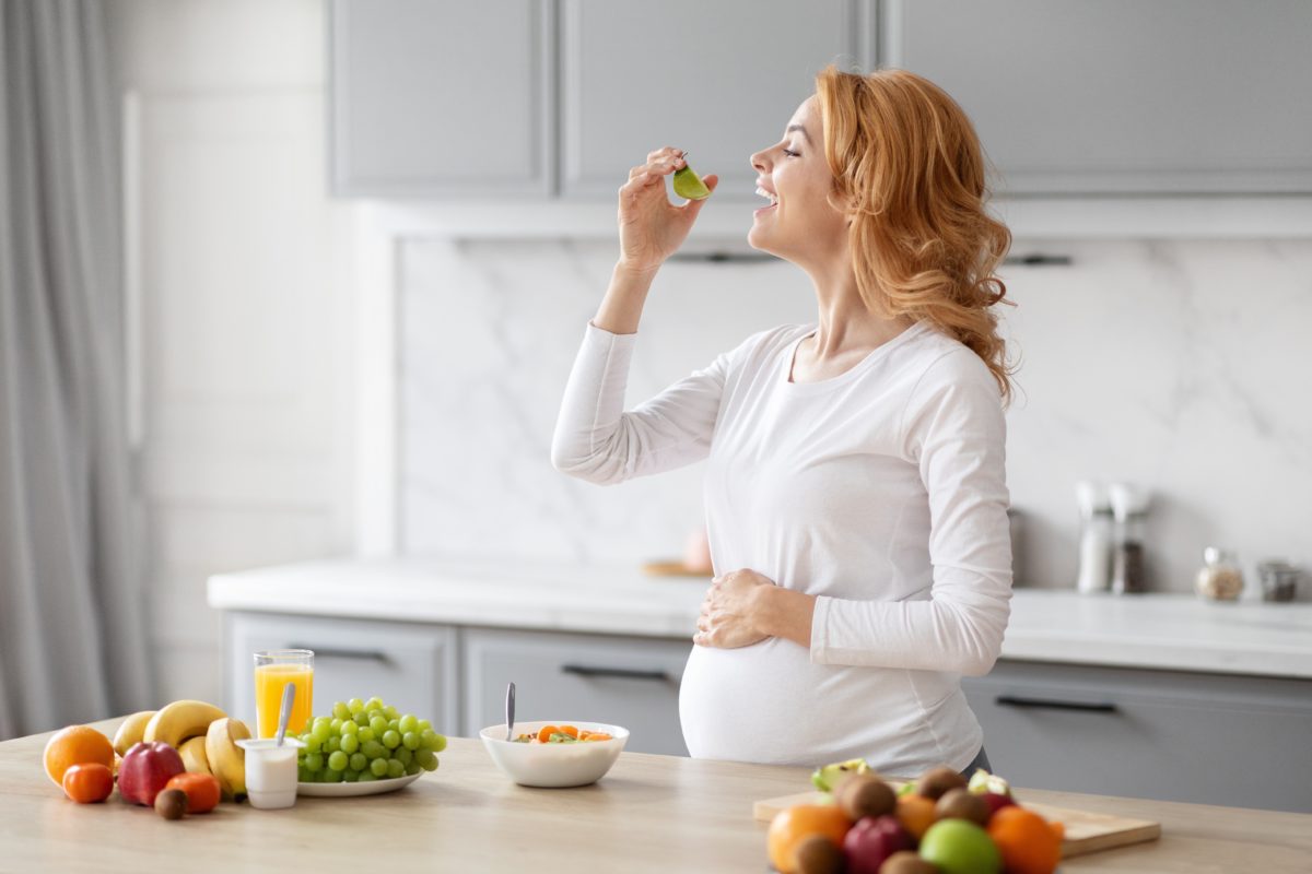 Quick & Easy Grab-and-Go Foods to Eat While Pregnant | Don’t worry – we’ll share with you some of our favorite grab-and-go foods to eat while pregnant. But first, let’s take a look at what types of nutrients expecting mothers should target to ensure a healthy baby. 