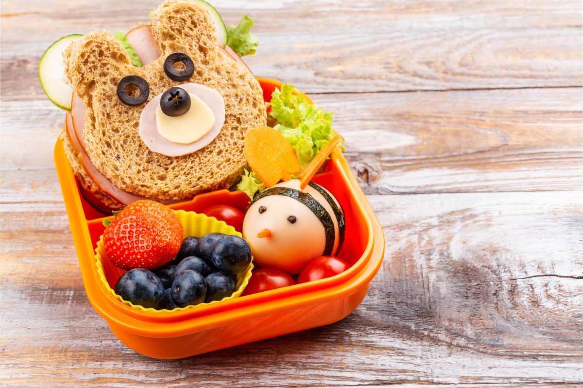 Quick, Easy, & Healthy Lunch Ideas for Toddlers | Welcome back to another edition of Answers by Mamas Uncut. Today’s topic comes from one of our loyal readers (a mama, just like you) who finds herself in quite a predicament when lunchtime rolls around.