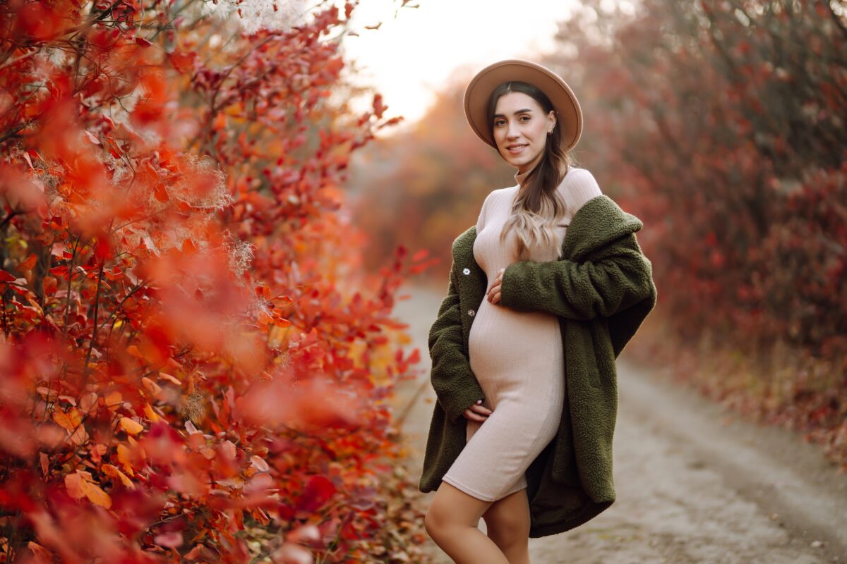 pregnant woman fall photoshoot